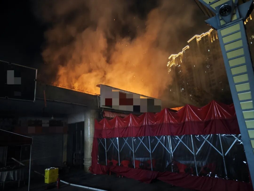 太吓人！油锅起火竟烧穿楼顶