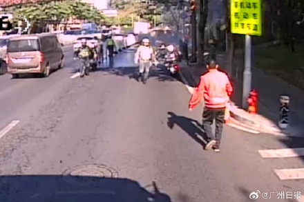 三轮车起火广州公交司机秒变“消防员” 三分钟控制火势