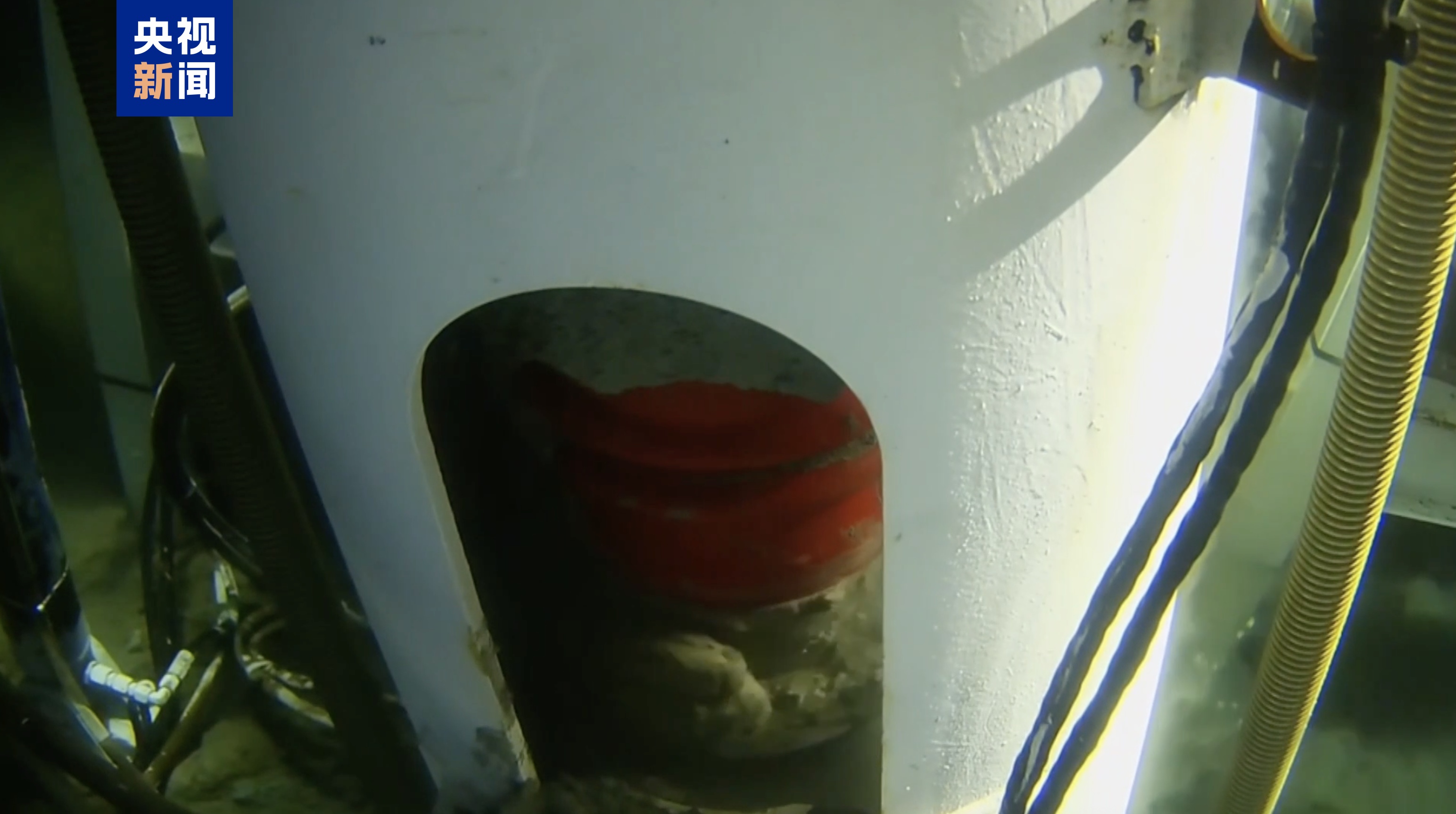 重要突破！我国首台深海钻探与原位监测机器人研发成功