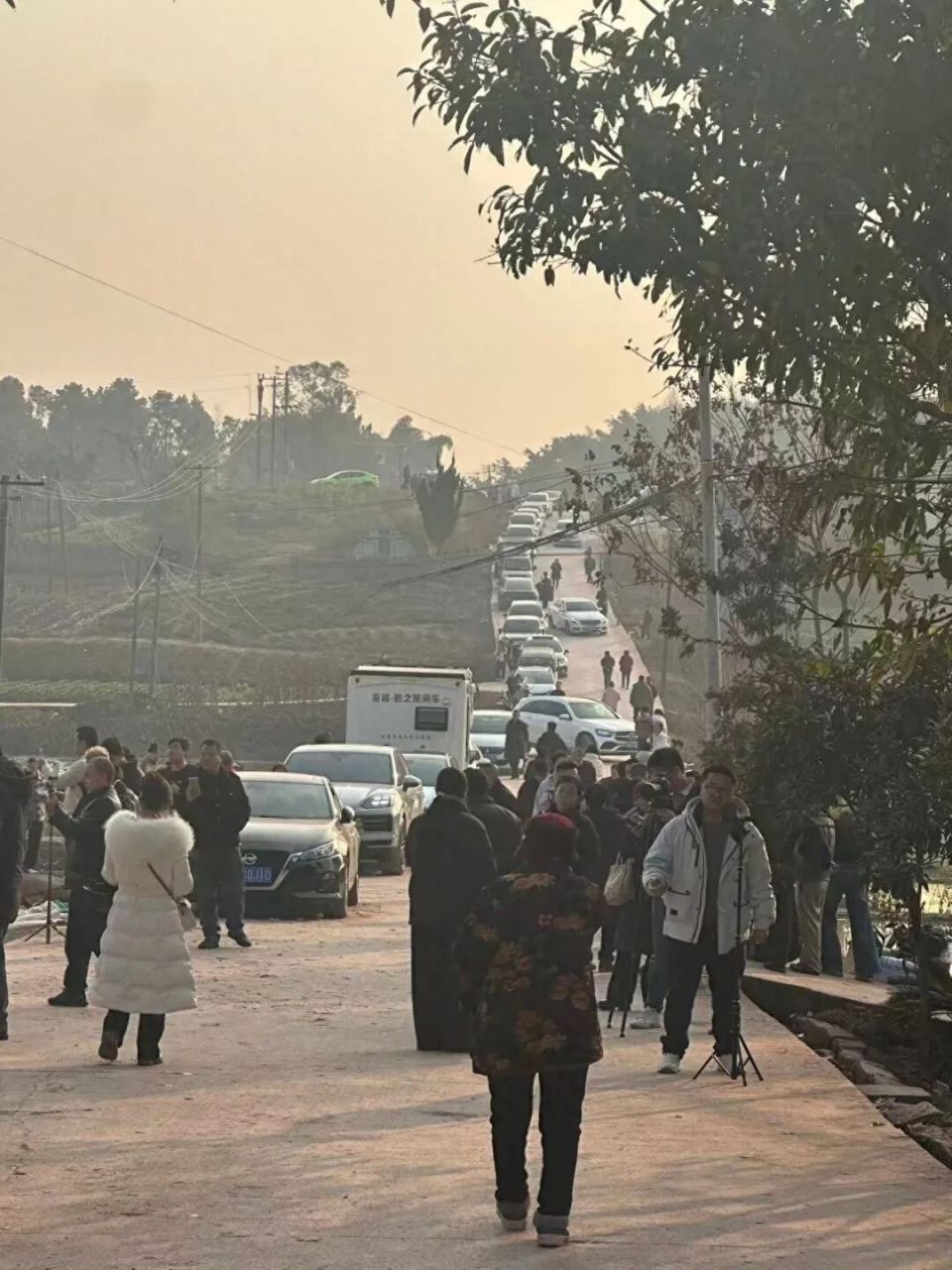 杀年猪女孩“呆呆”3天涨粉200万 村委称无剧本：爆火前其一家人很普通