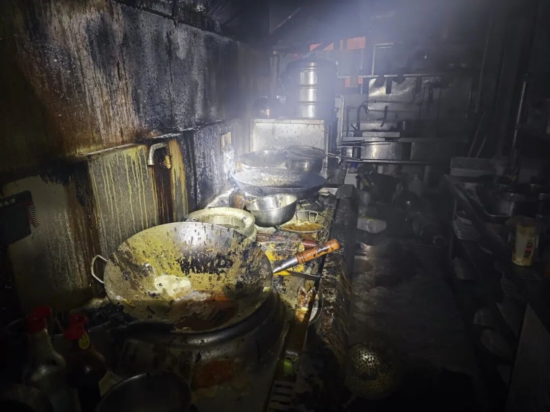 太吓人！油锅起火竟烧穿楼顶