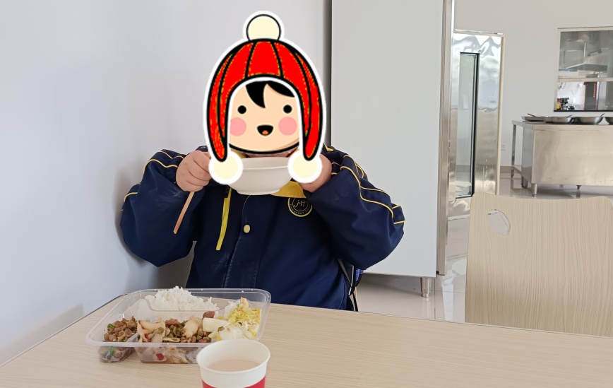 派出所里，“小孩哥”直夸“真香！”