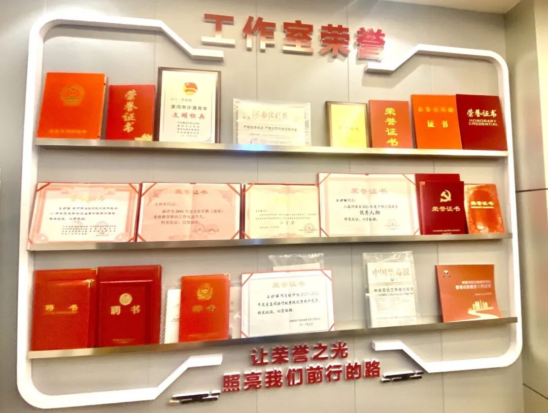 河南制止持刀行凶的戒毒所女民警伤情好转，此前街头徒手夺刀，面部缝合30余针