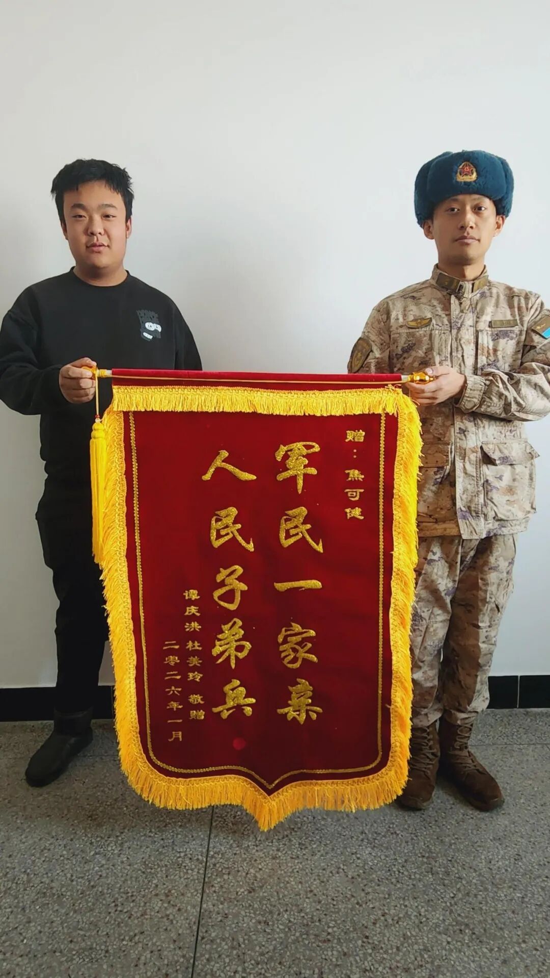 干草车自燃！3米火龙扑面，他逆火救援：“我是人民子弟兵”