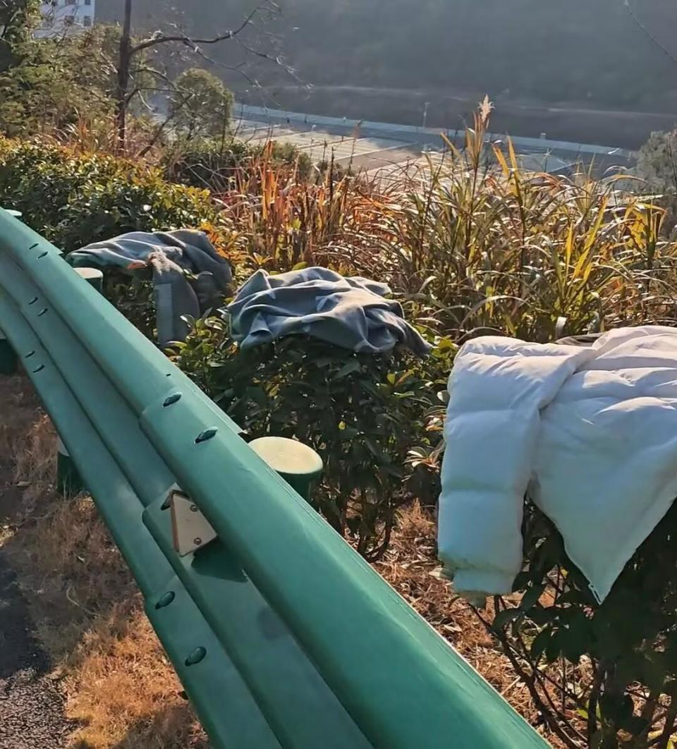 江西南昌一景区山脚现“停衣位”，游客将羽绒服脱到路边再爬山