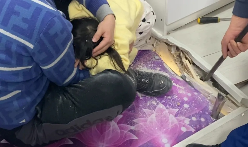 天花板上伸出一双小脚丫，家长看见后秒报警！