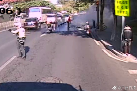 三轮车起火广州公交司机秒变“消防员” 三分钟控制火势