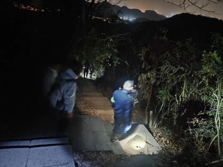 3妈4娃组团徒步登山，结果天黑了还没找到下山路！警方提醒……