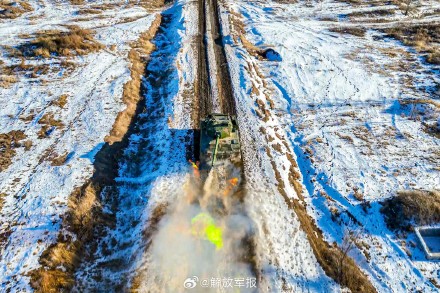 多视角直击炮弹出膛精彩瞬间
