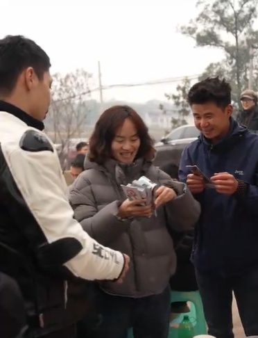 女子网上求助“按猪”，上千网友驱车前来帮忙！