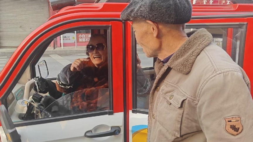 “救人命比什么都重要”！71岁大爷冬日跳河救人