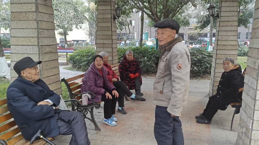 “救人命比什么都重要”！71岁大爷冬日跳河救人