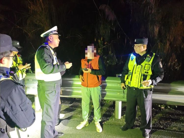 吓瘫！小车失控狂奔4小时，车内两人情绪濒临崩溃