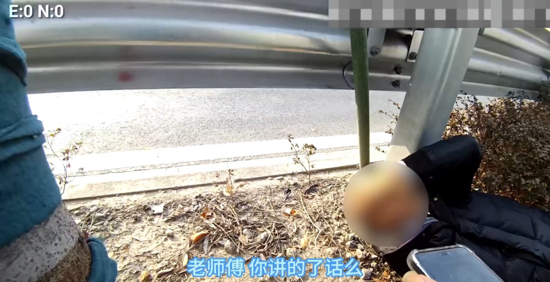 警用无人机报告：“发现一老人倒地”