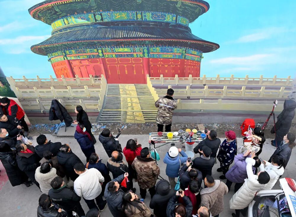 画出“天安门”巨幅墙绘爆火网络！他是谁？