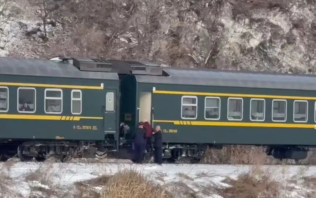 一个人也要等的绿皮火车，这次等到了三位乘客