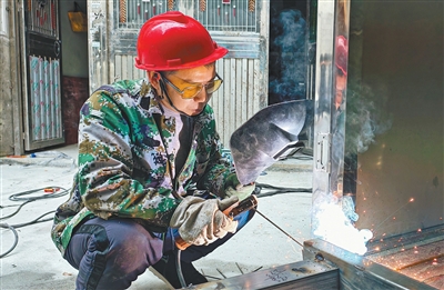 打了半辈子零工，老黎为啥能当上稳定的焊工