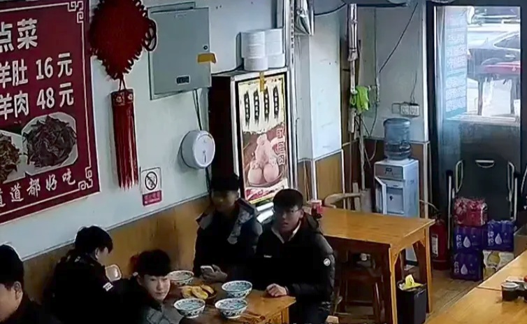 5小伙只点1碗羊汤被赠5碗，老板：他们来找工作，吃完主动刷碗并鞠躬感谢