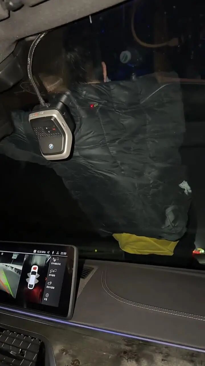 夫妻夜行高速遭陌生男子半道拦车，急刹避让后对方竟爬上引擎盖，交警回应