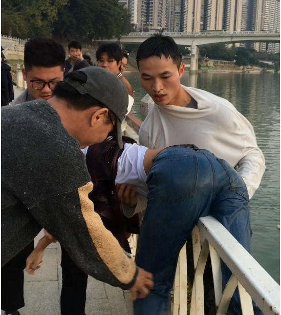 找到了!邕江边一跃救人的身影,原来是这位00后武警战士! 找到了!邕江边一跃救人的身影,原来是这位00后武警战士!