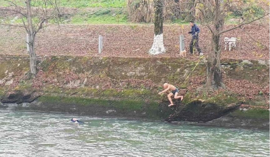 “救人命比什么都重要”！71岁大爷冬日跳河救人