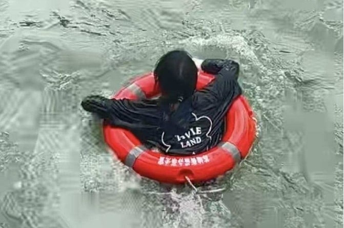 “救人命比什么都重要”！71岁大爷冬日跳河救人