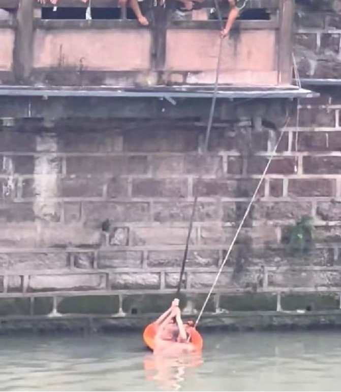 “救人命比什么都重要”！71岁大爷冬日跳河救人