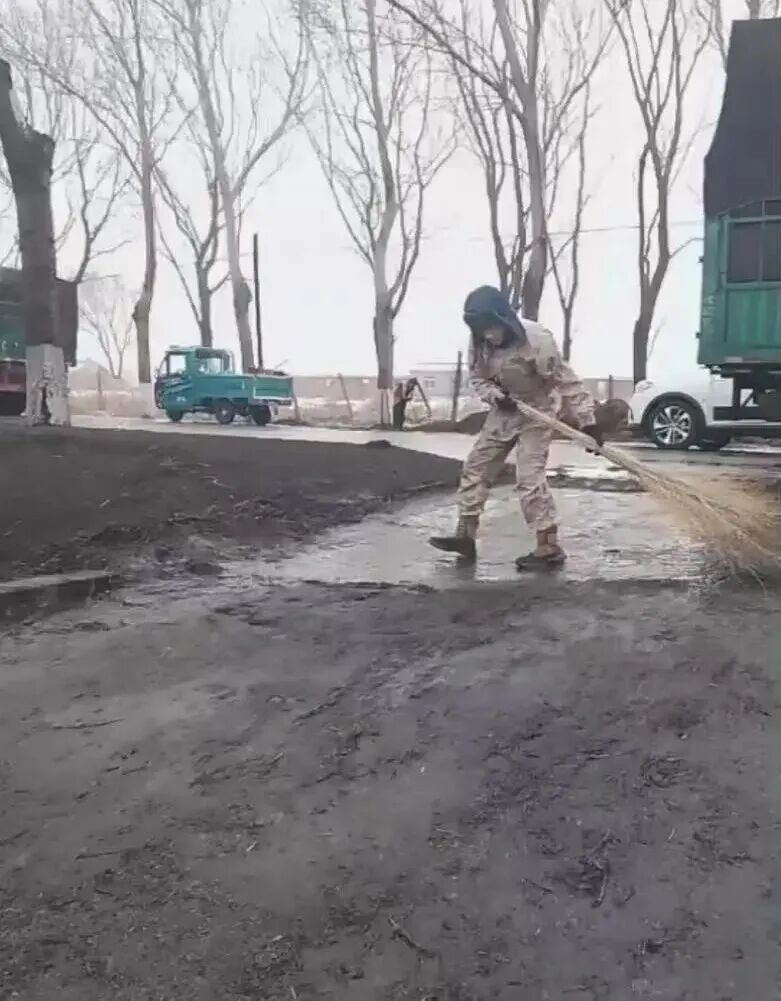 干草车自燃！3米火龙扑面，他逆火救援：“我是人民子弟兵”