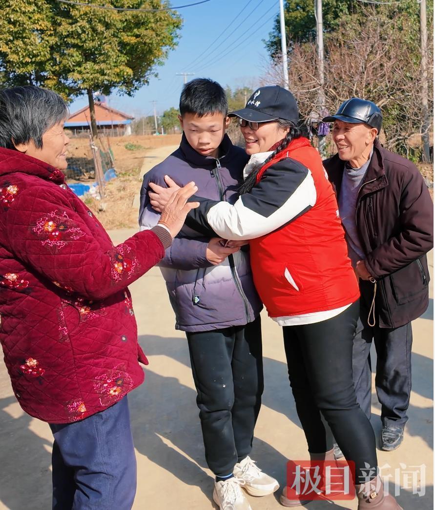 “当时什么都没考虑！”15岁男孩跳进冰冷的深水中救起7岁女孩