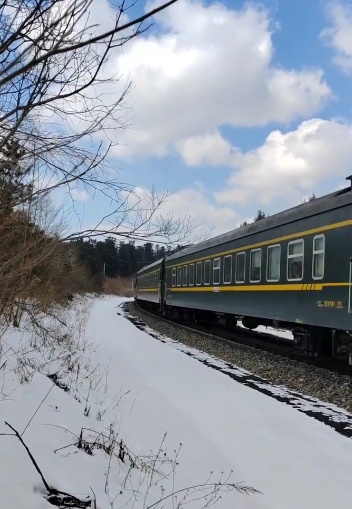 一个人也要等的绿皮火车，这次等到了三位乘客