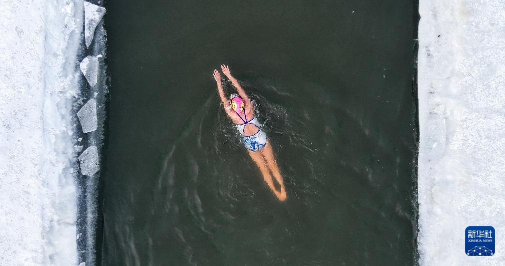 黑龙江“三九”冬泳热