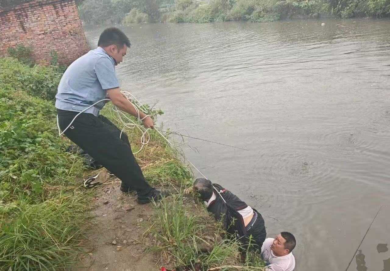 “救人命比什么都重要”！71岁大爷冬日跳河救人