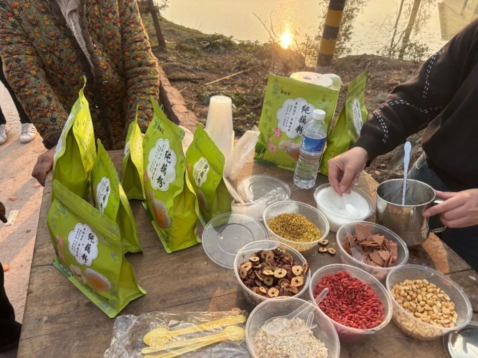 杀年猪女孩“呆呆”3天涨粉200万 村委称无剧本：爆火前其一家人很普通