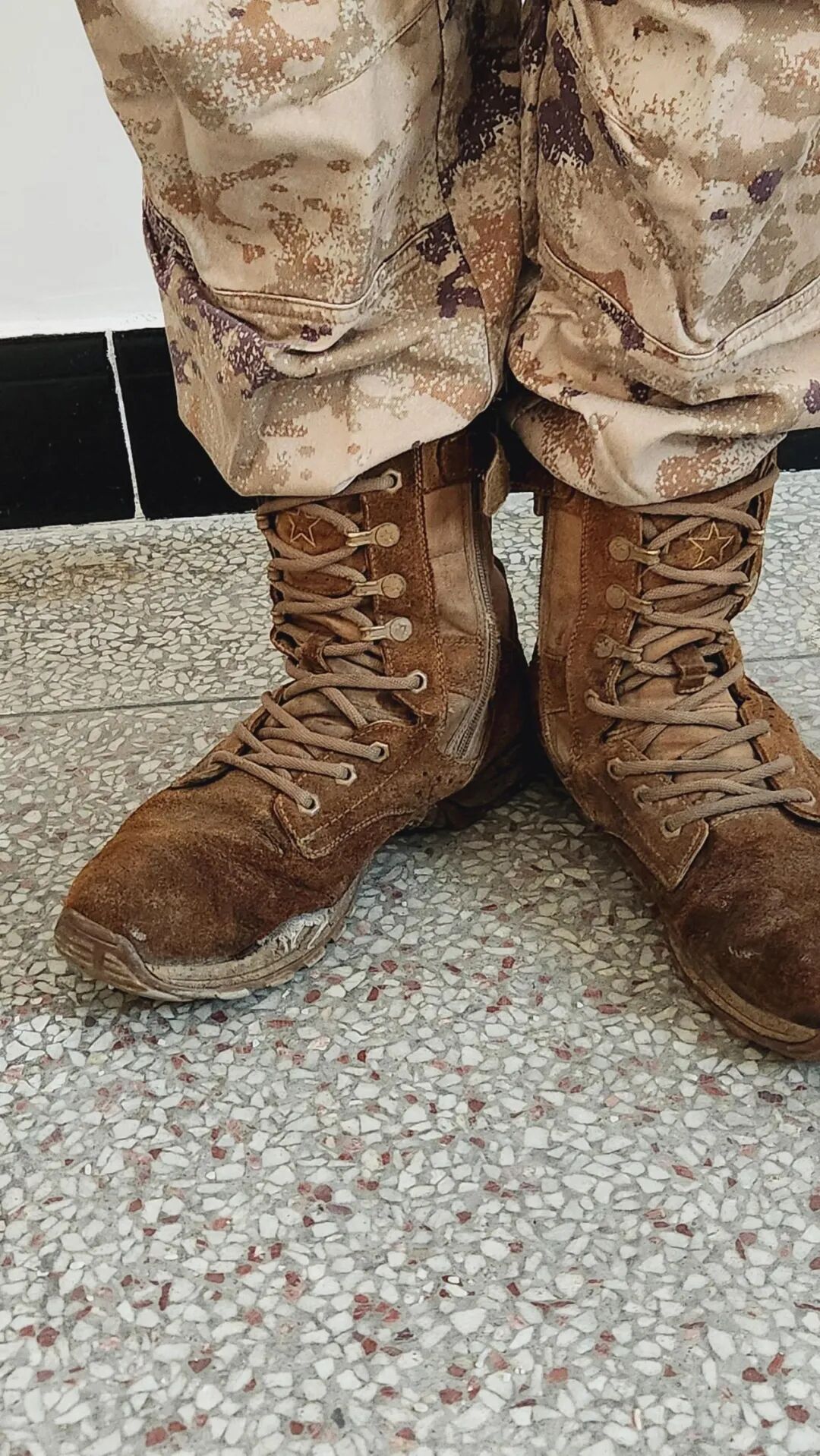 干草车自燃！3米火龙扑面，他逆火救援：“我是人民子弟兵”