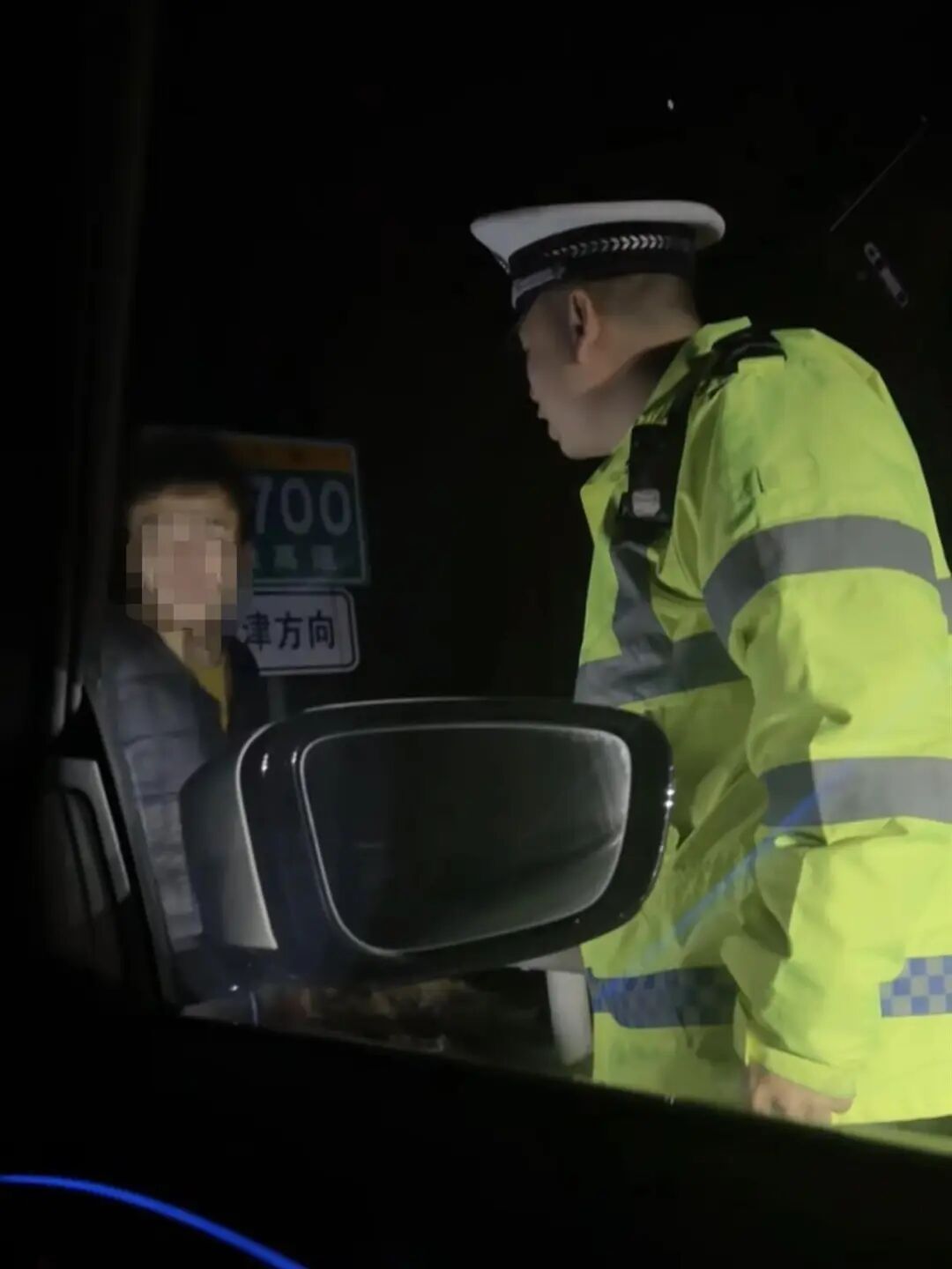 夫妻夜行高速遭陌生男子半道拦车，急刹避让后对方竟爬上引擎盖，交警回应