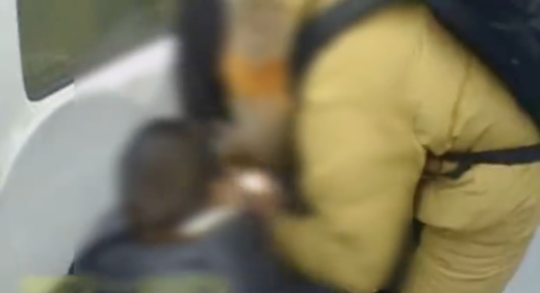 北京地铁里一老人突然晕倒，已经下车的她，毫不犹豫冲回车厢……