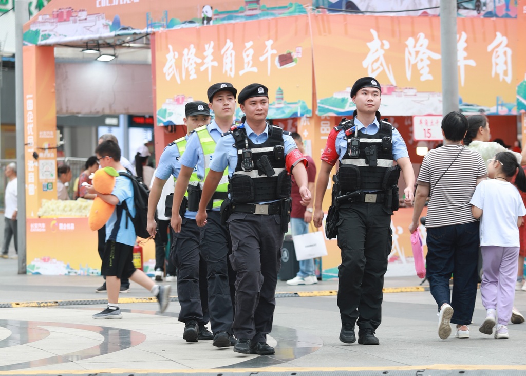 “大爷！坚持住！”重庆特警队员休假探亲途中果断跳水救人