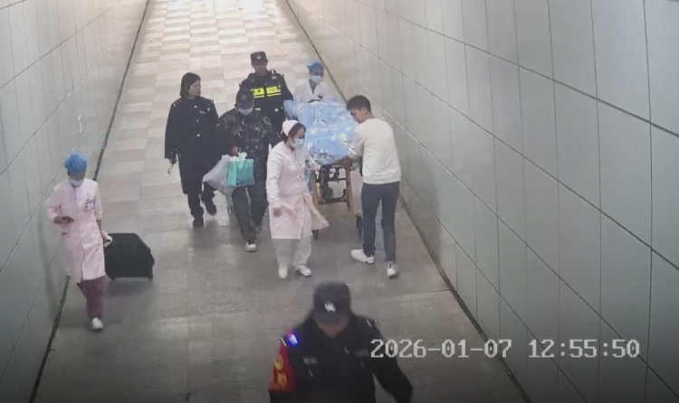 返回广西老家途中，孕妇突发惊险一幕……