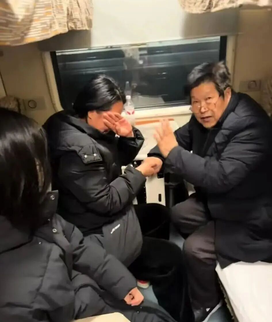 71岁退休教师火车上叫出26年前学生名字感动全网，师生俩重返校园叙旧