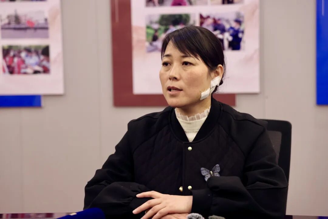 河南制止持刀行凶的戒毒所女民警伤情好转，此前街头徒手夺刀，面部缝合30余针