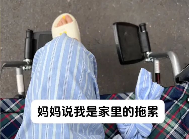女孩高考晕倒确诊骨癌，自己签字进行6次做手术，截肢后父母失联