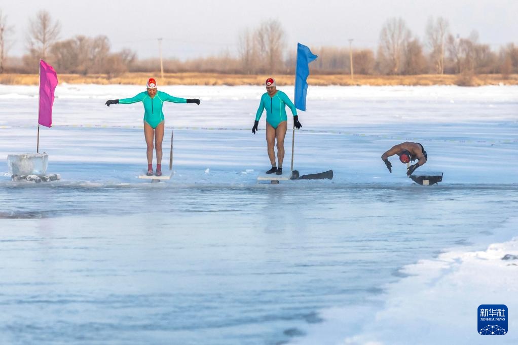 黑龙江“三九”冬泳热