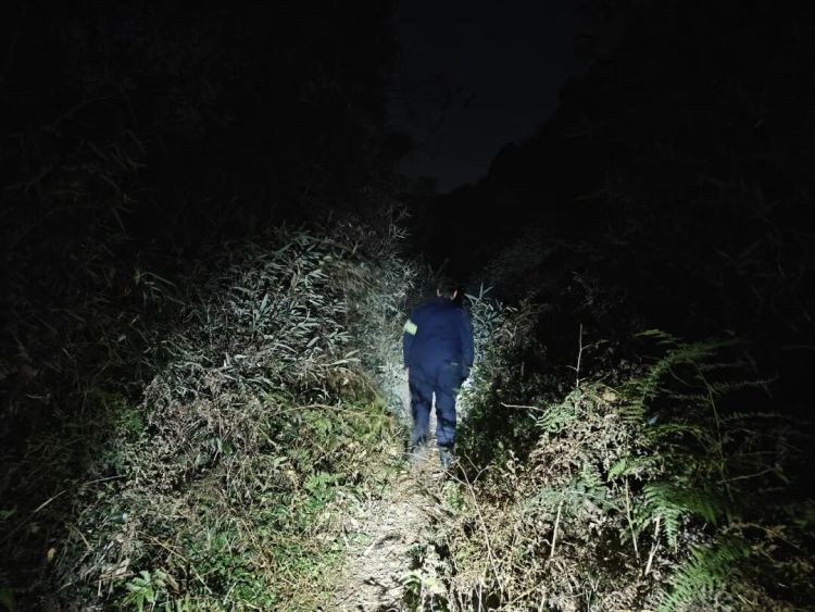 3妈4娃组团徒步登山，结果天黑了还没找到下山路！警方提醒……
