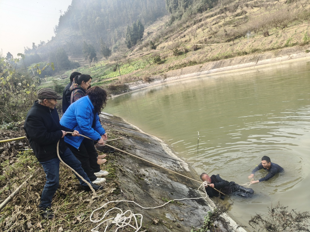 “大爷！坚持住！”重庆特警队员休假探亲途中果断跳水救人