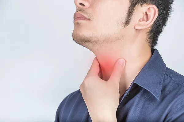 舌根长了一大块“菜花”！40岁男子悔惨：总是喉咙疼，一查竟是癌！