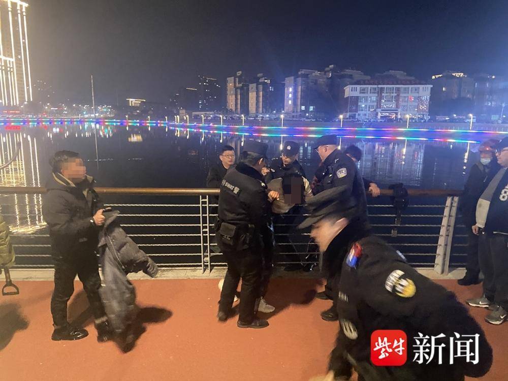 女子深夜落水 盱眙辅警寒水纵身救人