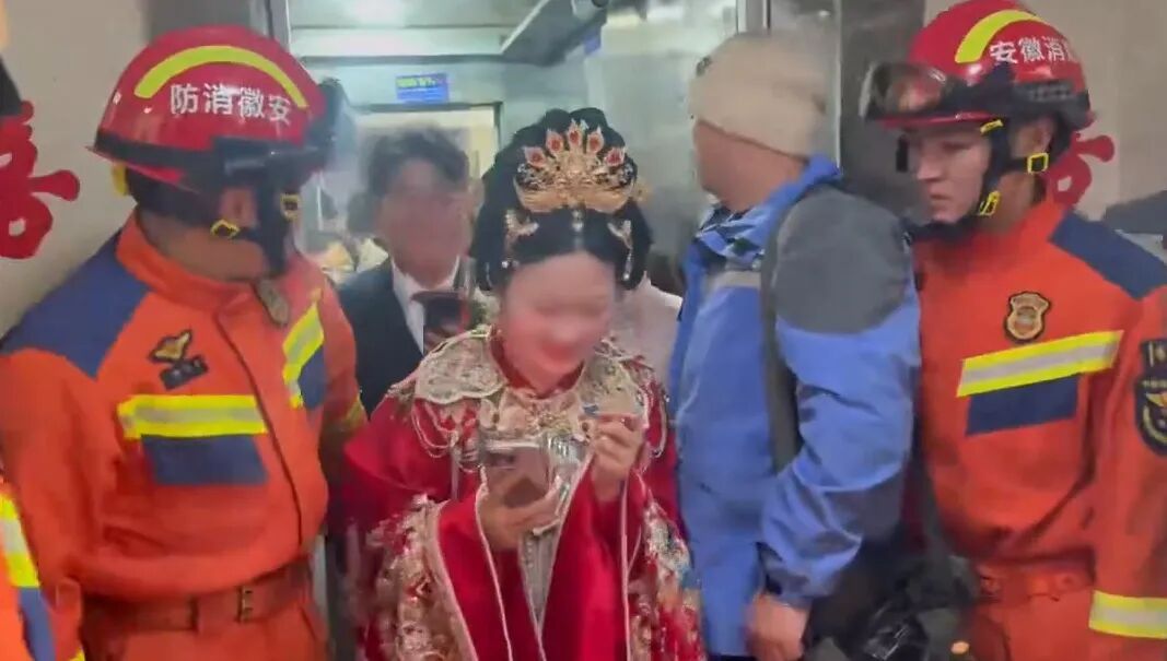 婚礼车队整装待发,新人和亲友团却被困“铁笼”! 婚礼车队整装待发,新人和亲友团却被困“铁笼”!