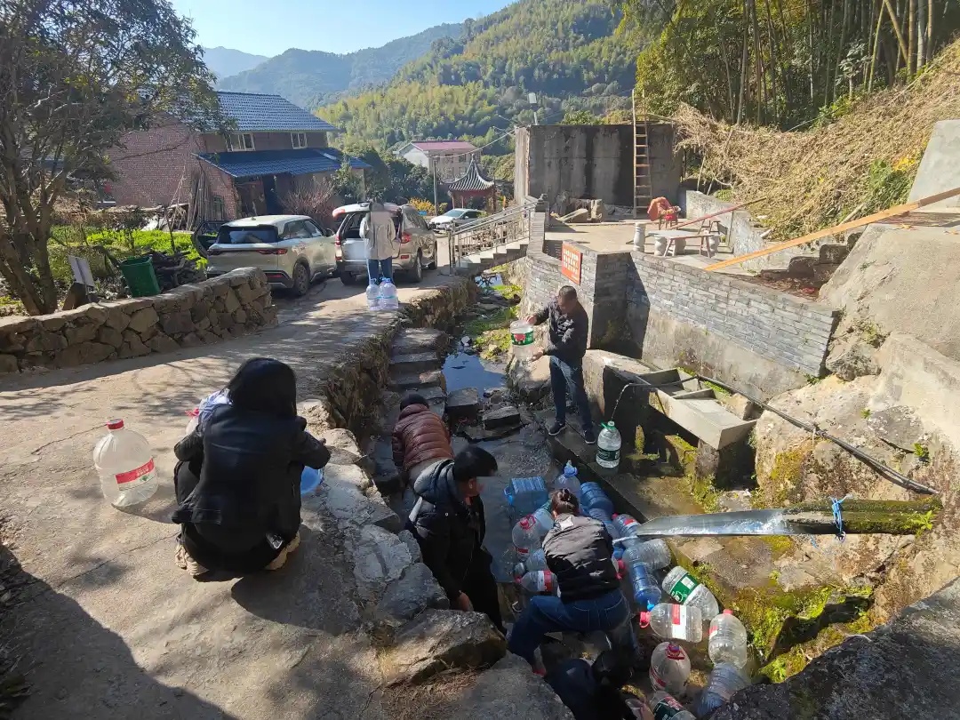 天没亮就来了！台州一处山泉水爆火，上海宁波赶来排队也要接，村干部：可避开高峰期