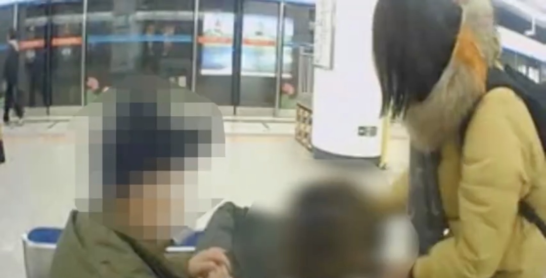 北京地铁里一老人突然晕倒，已经下车的她，毫不犹豫冲回车厢……