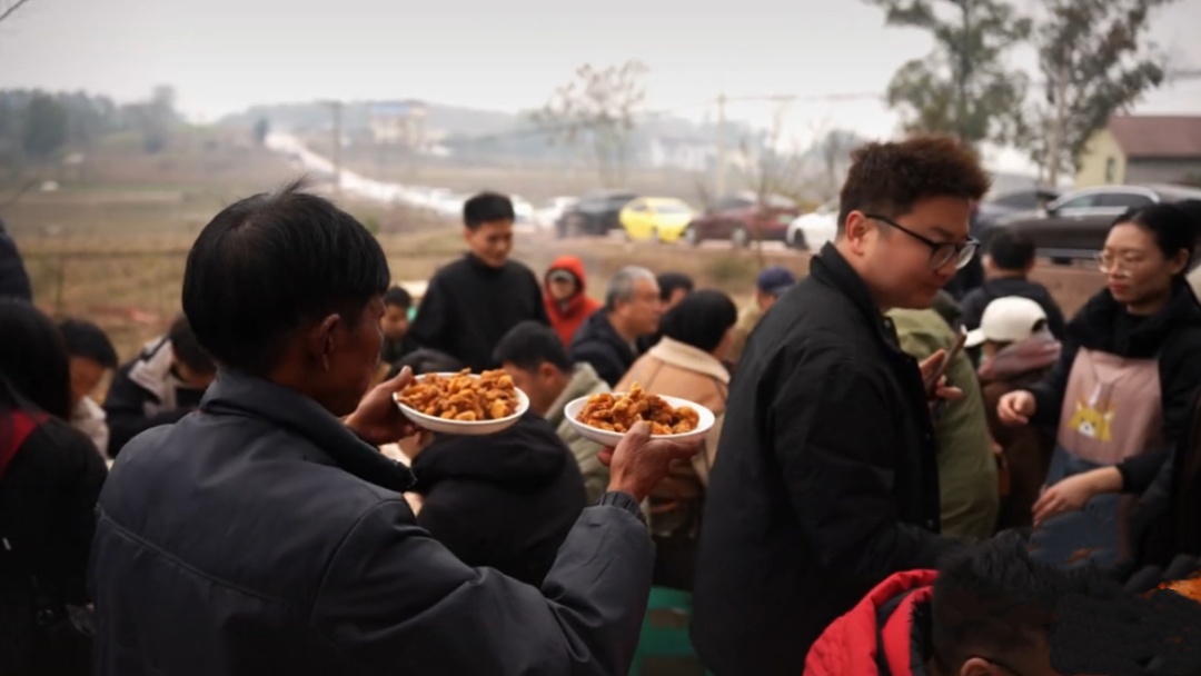女子网上求助“按猪”，上千网友驱车前来帮忙！